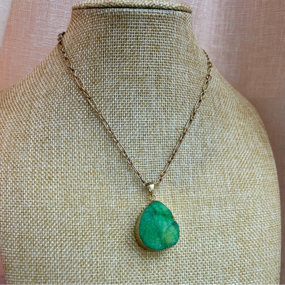 Dyed green quartz pendant gold plated‎ paper clip chain necklace